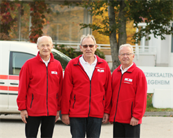 drei männer in rotkreuz uniform