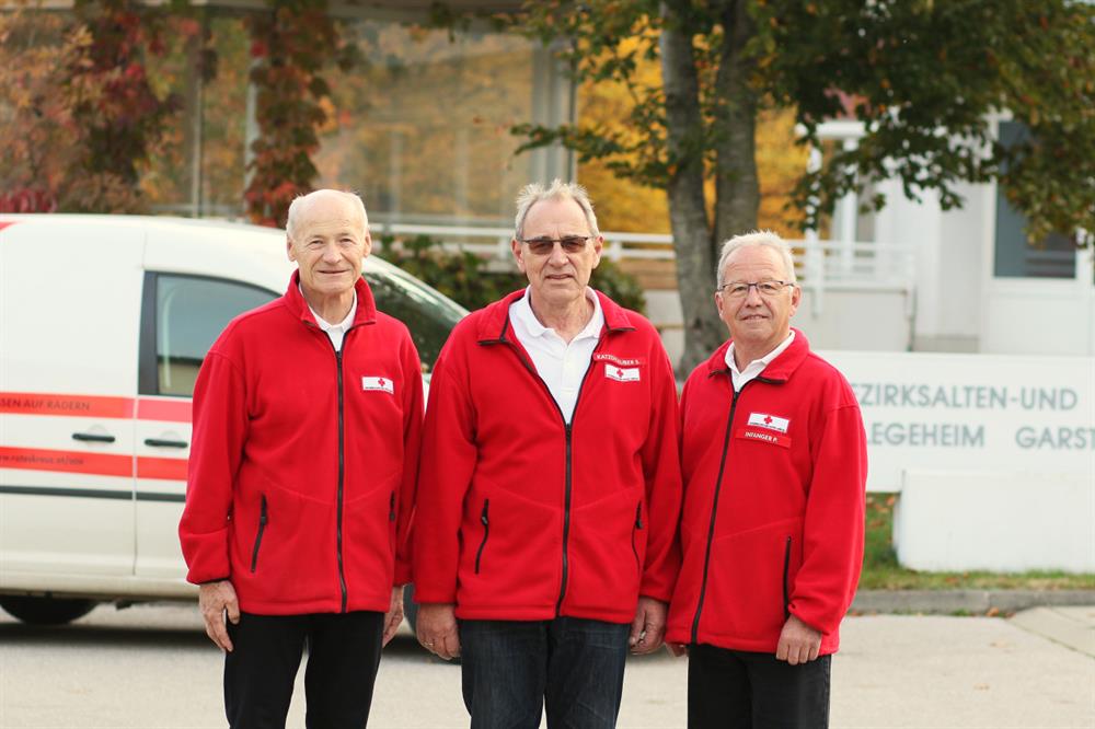 Eine Gruppe von Männern in roten Jacken